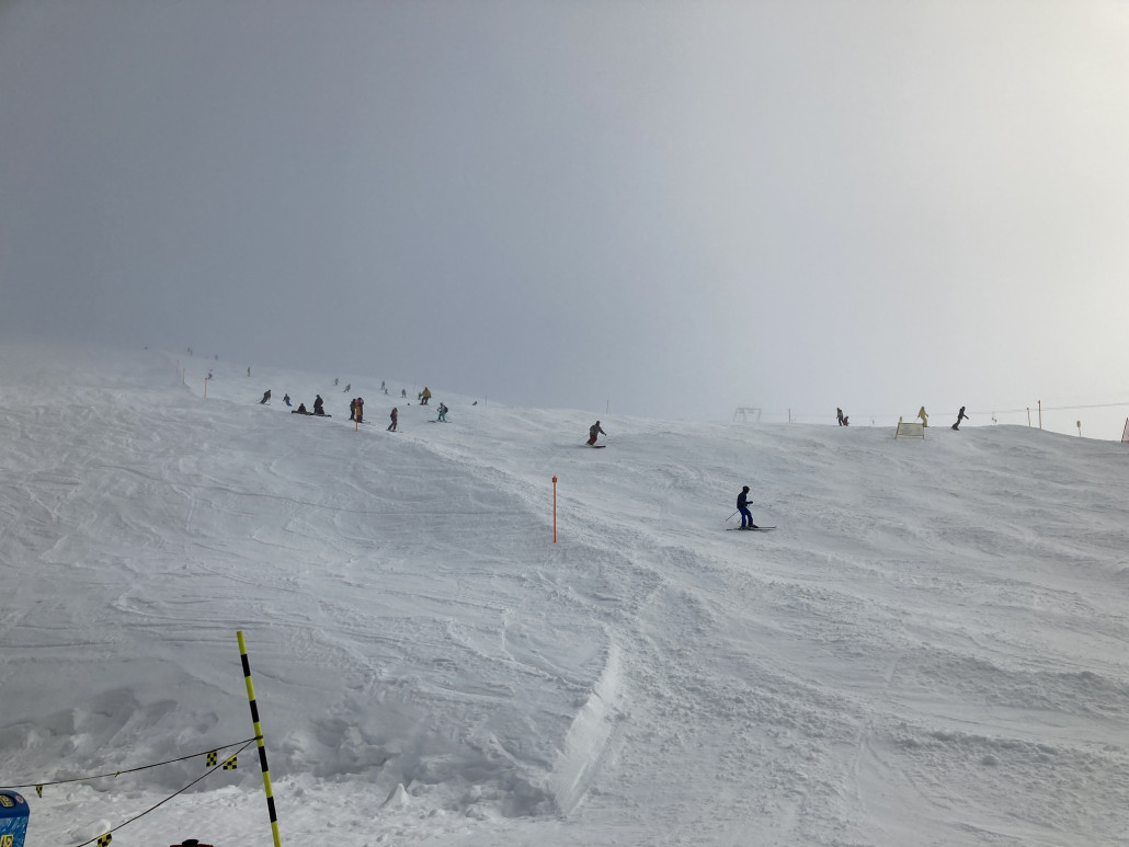 Viel Volk auf dem letzten Hang vor der Weisshorn-Sesselbahn
