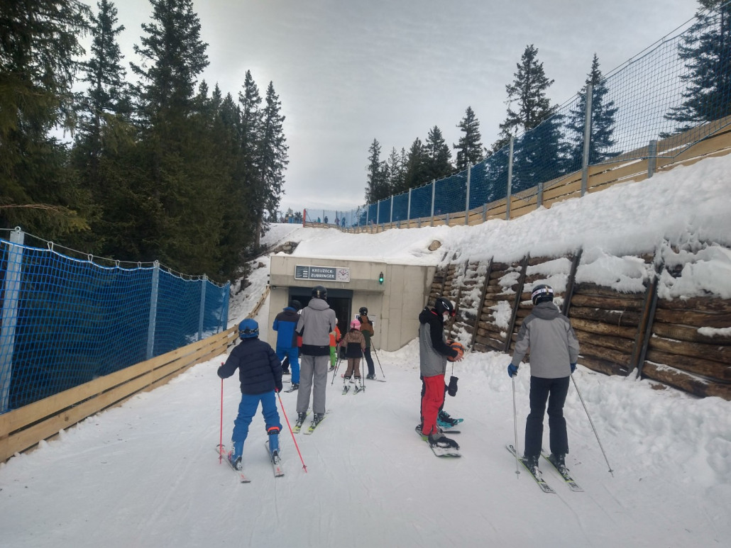 Beginn des Tunnels. Nach der kurzen "Gegenverkehrspiste" geht es noch bergab.