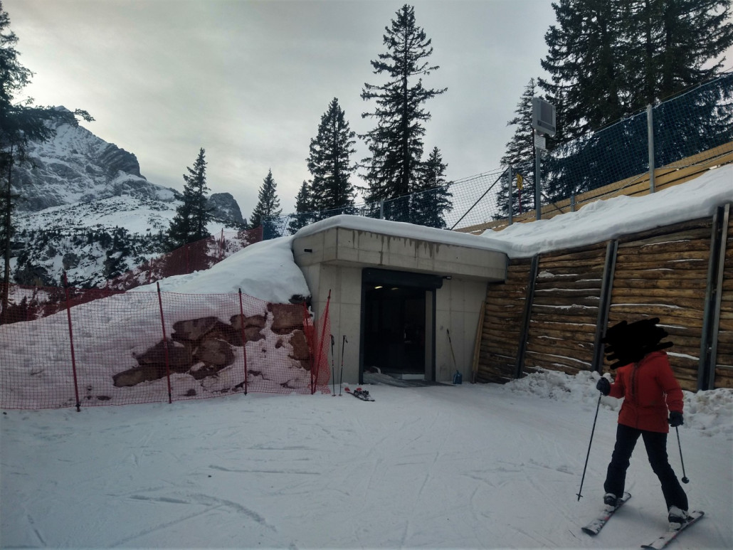 Ausgang mit seitlicher neuer Holz-Stützwand.
