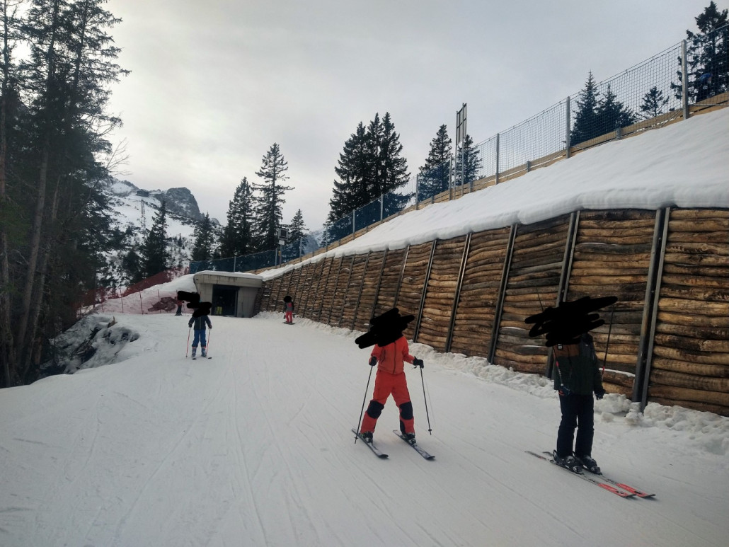 Ausgangssituation. Über der Stützwand ist die Ausstiegszone des Hexenkessel-Lift..