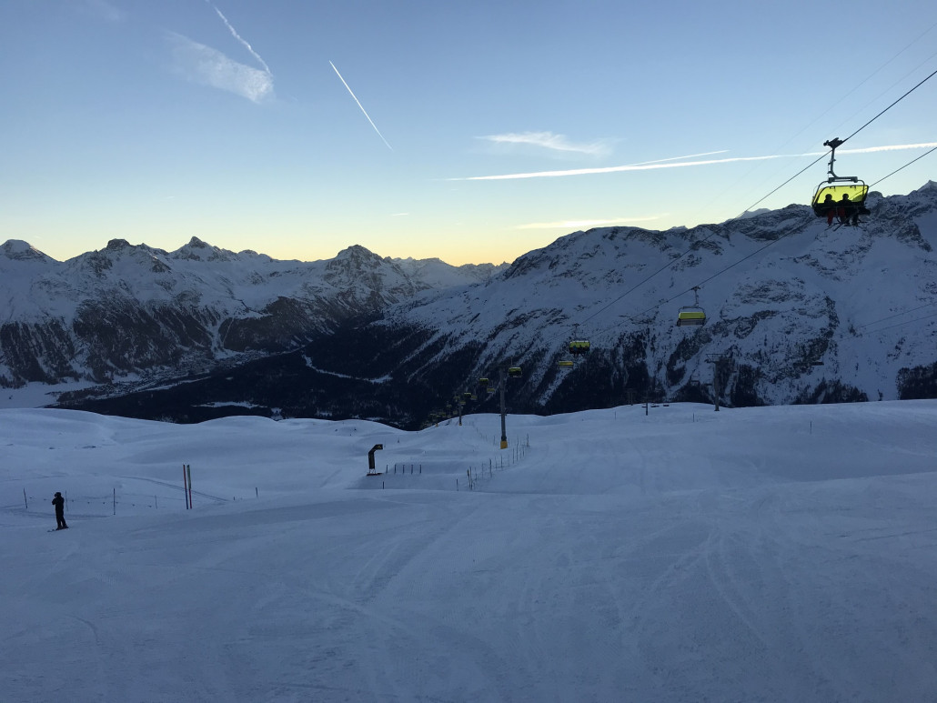 Mit der zweiten PB-Fahrt kurz vor 8 Uhr ist man auf dem Munt San Murezzan noch im Schatten