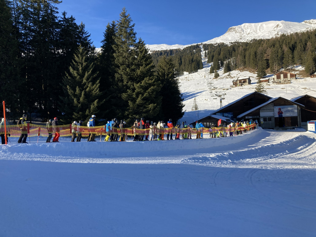 Lange Schlange am Pedra Grossa. Auf dem Foto ist nur etwa die Hälfte zu sehen. Kümmerte mich in diesem Moment wenig, da wir schon auf dem Weg nach Hause waren.