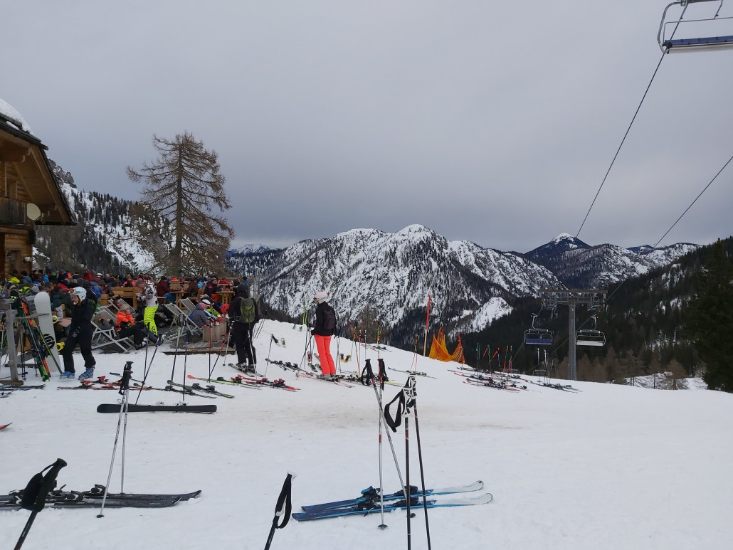Die Hütten waren gut besucht, wie auch hier die Garnitzen.