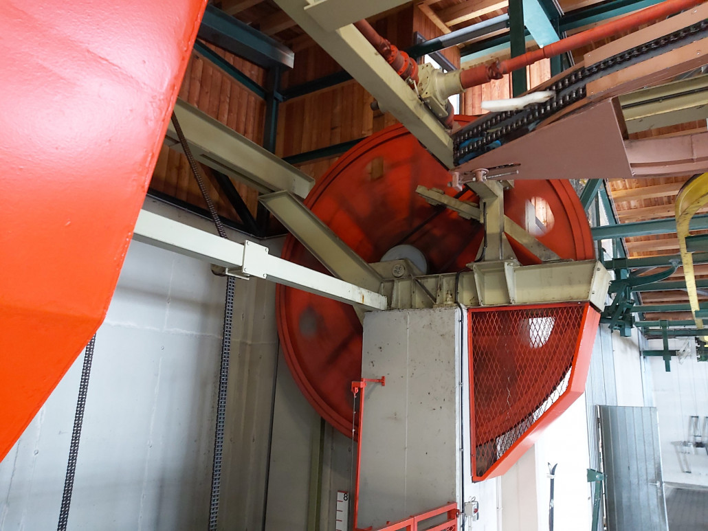 Noch keine hydraulische Gewichtsabspannung und man sieht gut wie es sich leicht nach oben und unten bewegt.