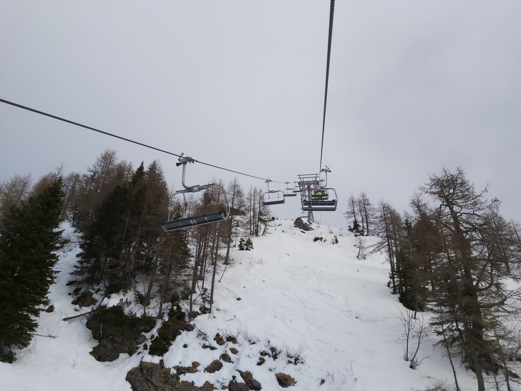 Zudem fährt man Schnell. Die Sesseln kommen von der Bergstation so schnell heraus geschossen, das sie mit der Steilheit stark ins Schwingen geraten.