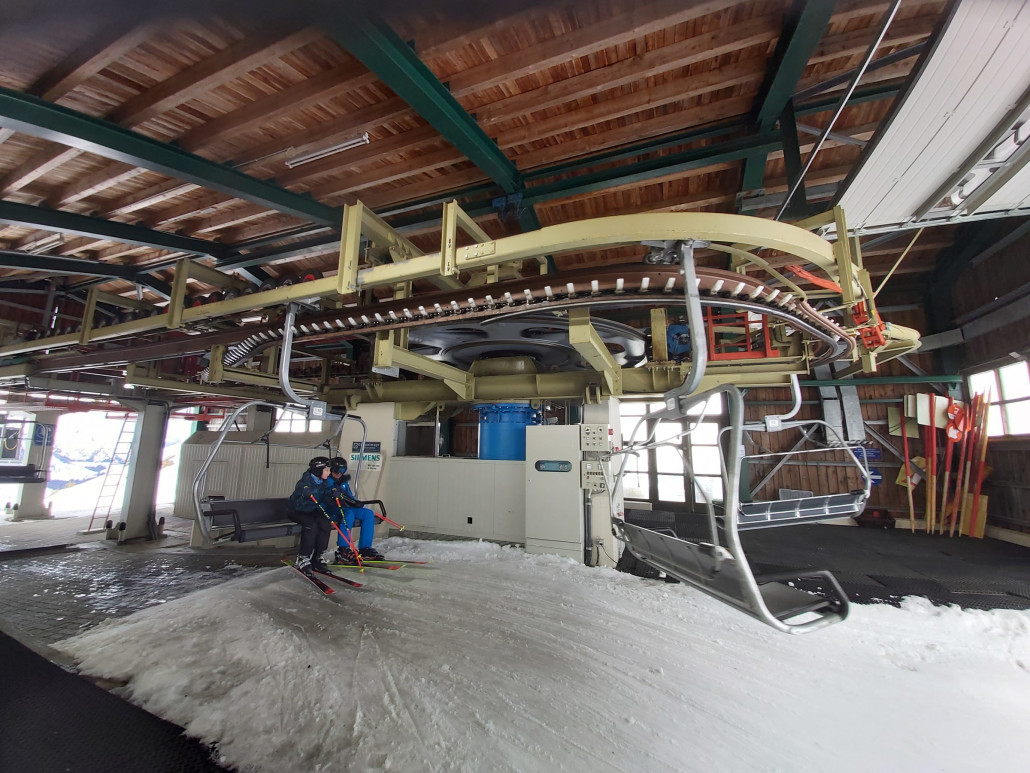 In der Bergstation selber. Schöne Trasse, die Straßenüberquerung wo es gleich zur Sache geht und die einfache übersichtliche Technik macht diese Bahn zu einem meiner Lieblingsbahnen.