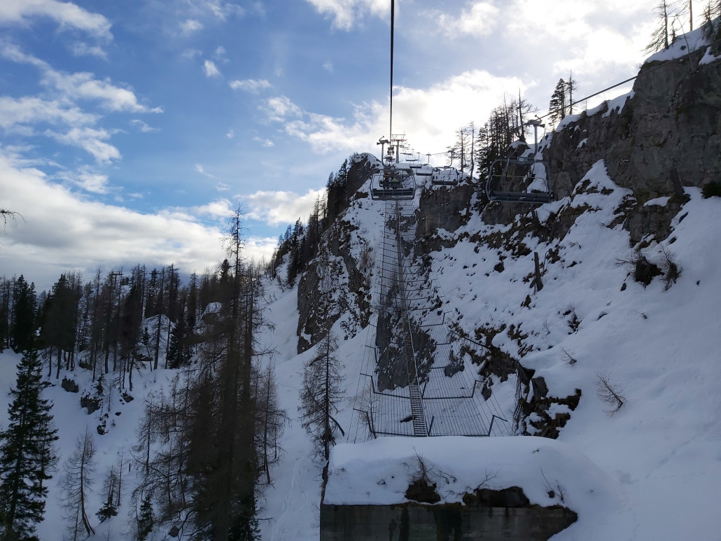 Schöne obere Trassierung sogar mit Brücke.