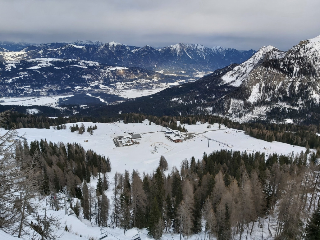 Blick vom Grat zur zweiten Mittelstation und großem Übungsgelände der Millennium.