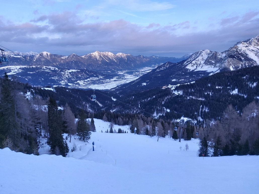 Die zwei Gondeln, die am Rastl starten sind eine Fehlmanagment meines erachtens. Aber gut, der Preis passte halt. Jetzt wird man dies sicher anders sehen. Dennoch gab es noch bis 16:14 Uhr die letzten Fahrten an der Zweikofelbahn.