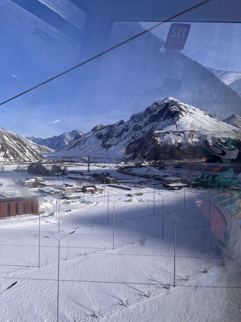 Riesiger Parkplatz unten auf der Kobi Seite und Tunnelarbeiten