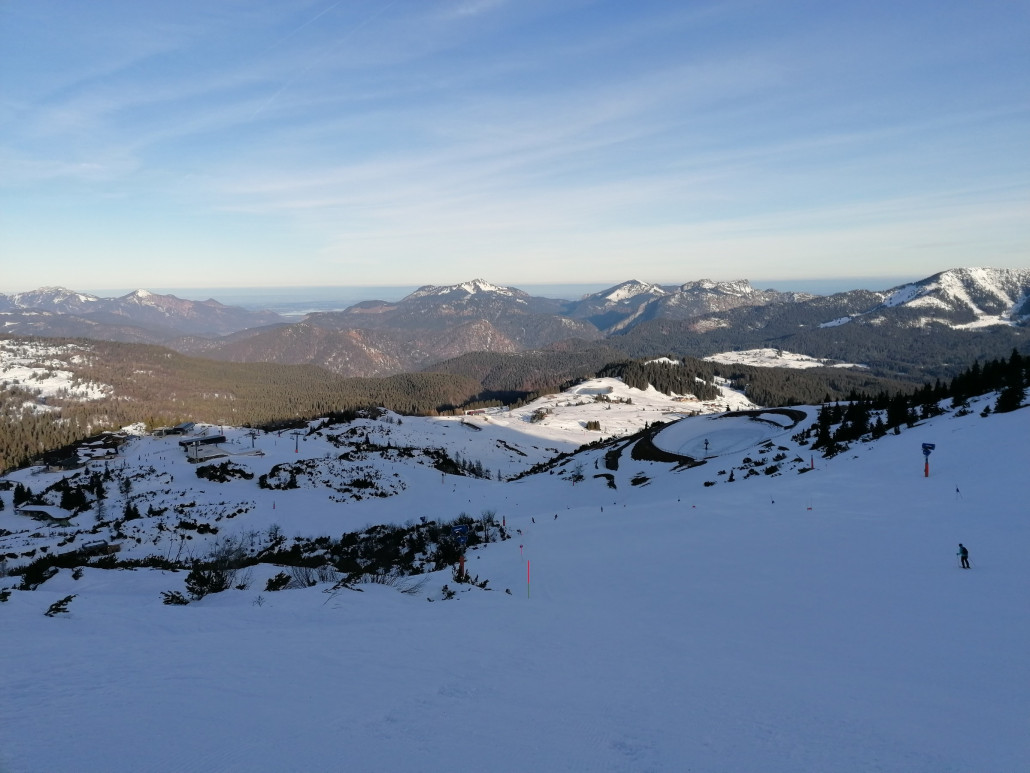 Aussicht vom Südhang. Schneemangel macht sich überall im Gebiet bemerkbar.