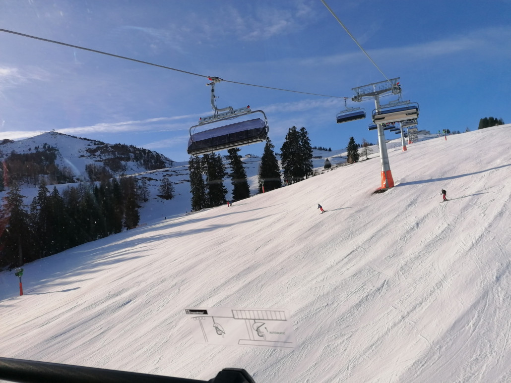Fahrt mit der Kapellenbahn. Die Pisten wurden verschmälert wegen dem Schneemangel.
