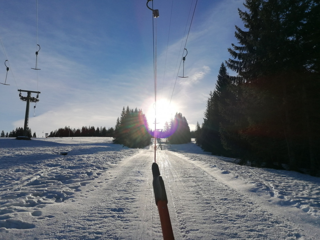 Links die Umlenkscheibe von der Kurve. In der mitte die Trasse und ganz rechts die alte Trasse die bis 2012 in Betrieb war.