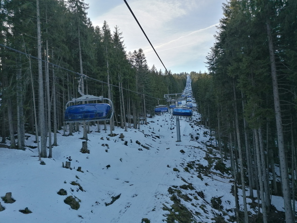 Rückfahrt mit der Scheiblbergbahn. Der Schneemangel macht sich überall bemerkbar.