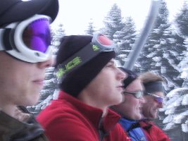 Zufriedene Forumler in Winterbergs modernster Sesselbahn:
<br />McMAf, Alpenfreak, Skikoenig, Snowotz