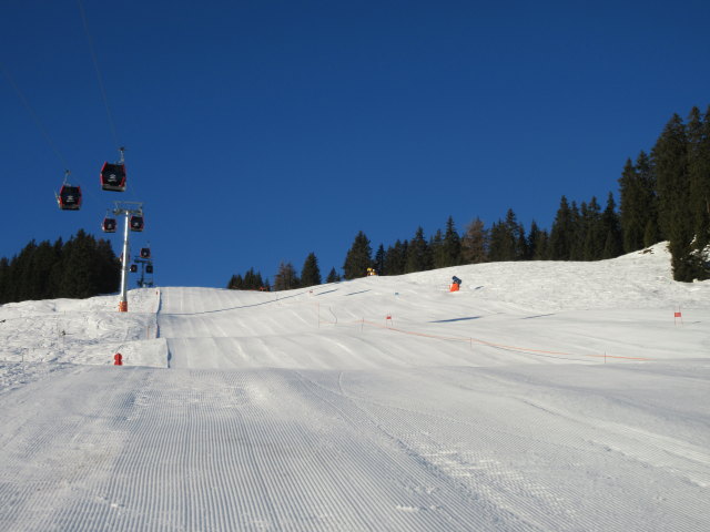 Wagstätt-Wurzhöhe-Piste, darüber die 10-MGD Wagstätt (Freitag)
