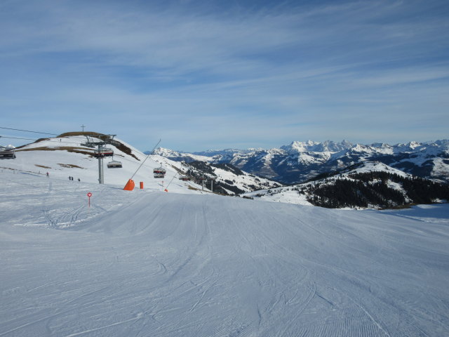 Zweitausenderpiste, links daneben der 8-CLD-B Zweitausender, dahinter der Zweitausender (2.004 m) (Sonntag)