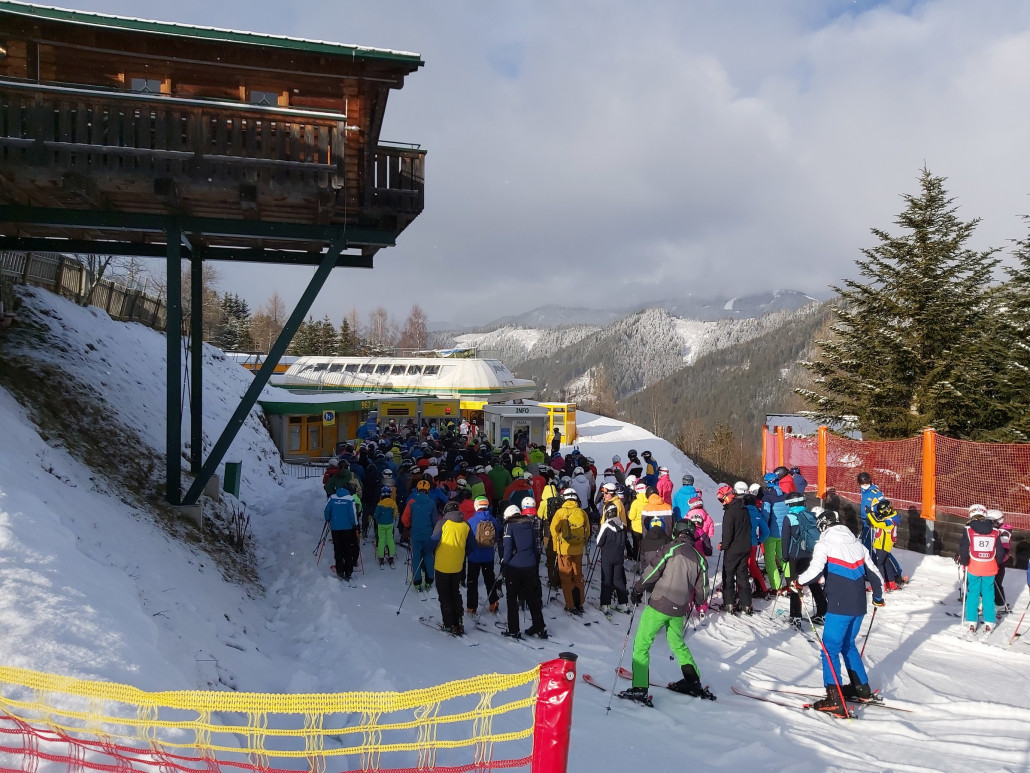 Und die erste größere Wartezeit an der Rohrmoos 2. Dachte ehe am Einser wird es mehr sein. Wird wohl von Anfängern gerne genutzt, die Piste passt ja dazu.