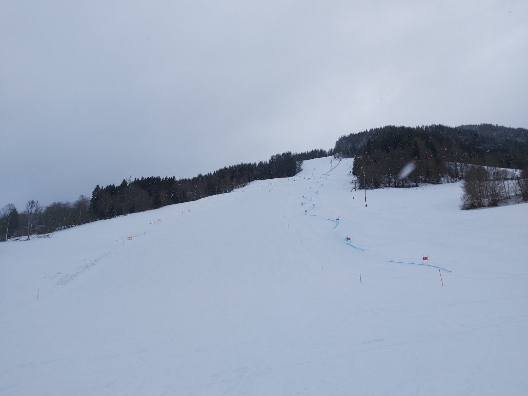 Die 4 ging gut, die 1b war nicht der Brüller. Wellig, Hügelig und die Piste braucht Schnee.