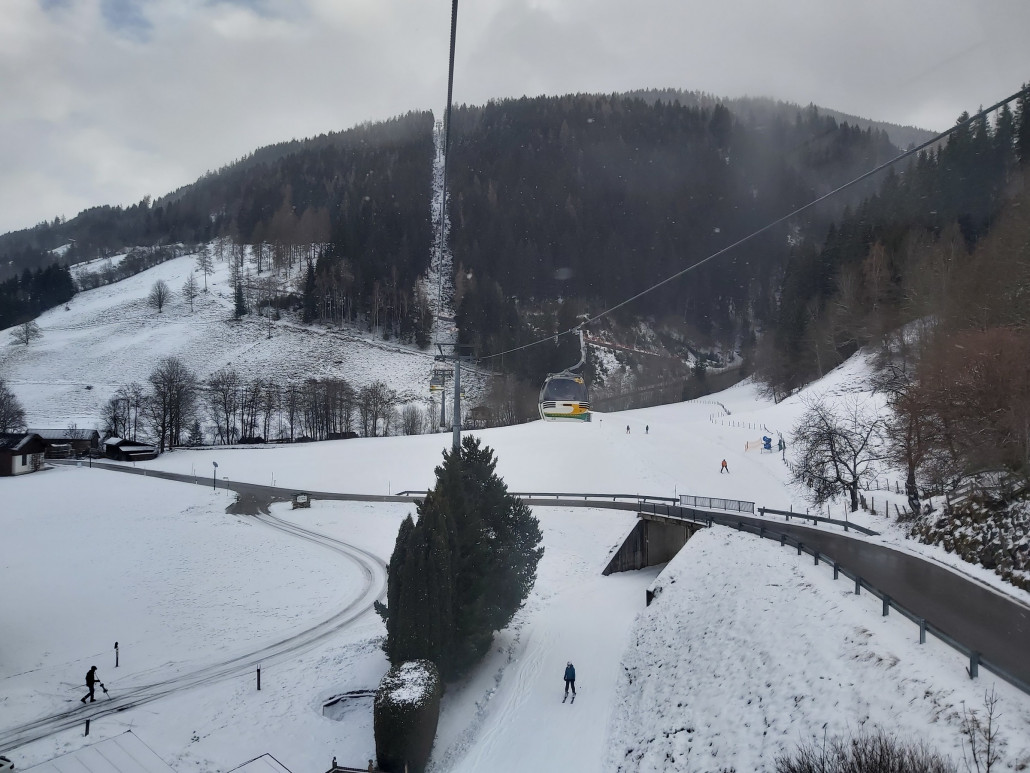 Durchgefahren und schon Basicjet, mit ihrerem sehr flachen Schlussstück. Die Piste an der DSB war schon sehr abgefahren. Ganz weiche Hügeln mit Knollen versehen.