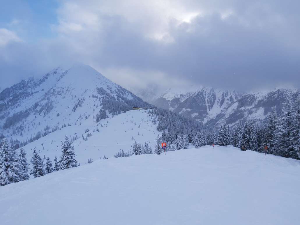 Oben angelangt geht es entlang der kleinen schönere Route mit Blick zur Mitterhausbahn.