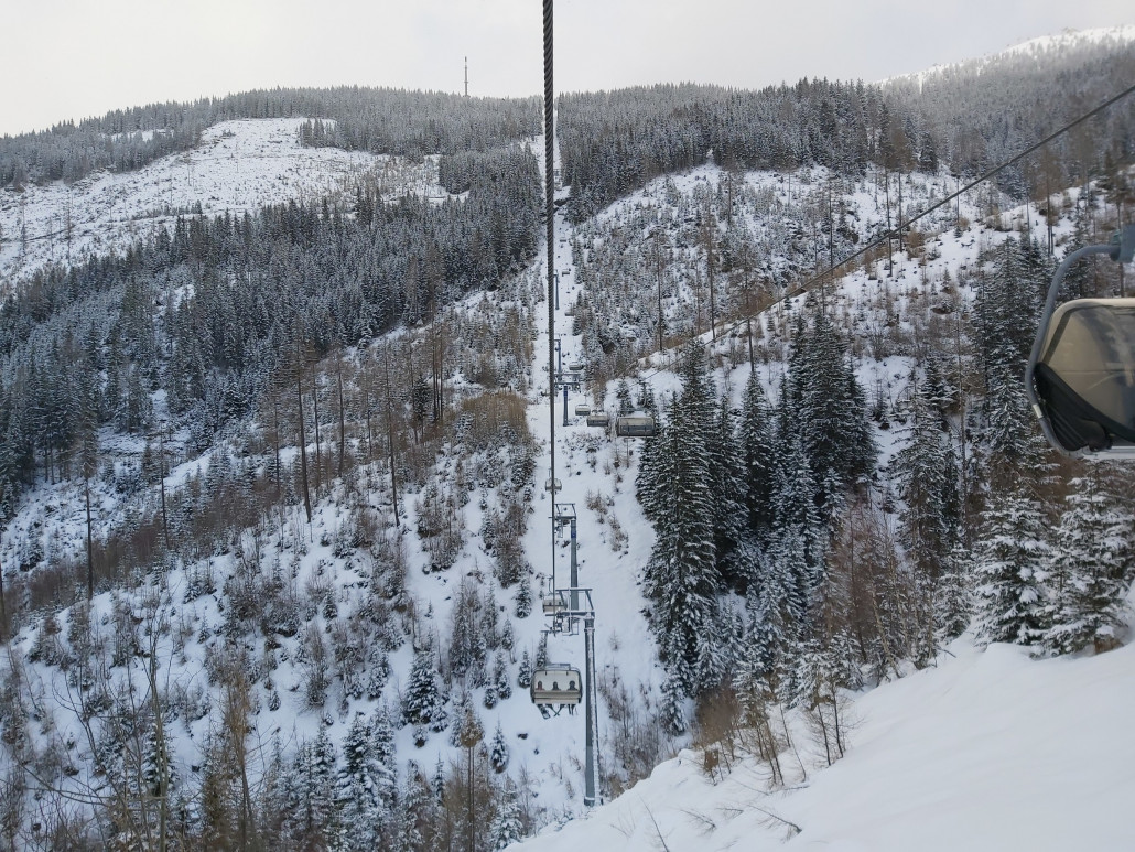 Schon geht es mit der etwas eigenwilligen Senderbahn nach oben.