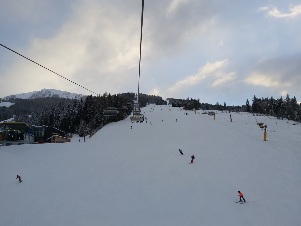 Kaibling 6er war auch noch zwei Mal drann. Somit sind fast alle, bis auf die Tauernseilbahn relevanten Hauptbeschäftigungsanlagen durch. Die Tauernseilbahn kenne ich aber dafür schon und wenn man wollte, hätte man einfach eine Piste ausgelassen. Passt schon so und die Beine sind eh schon schwer.