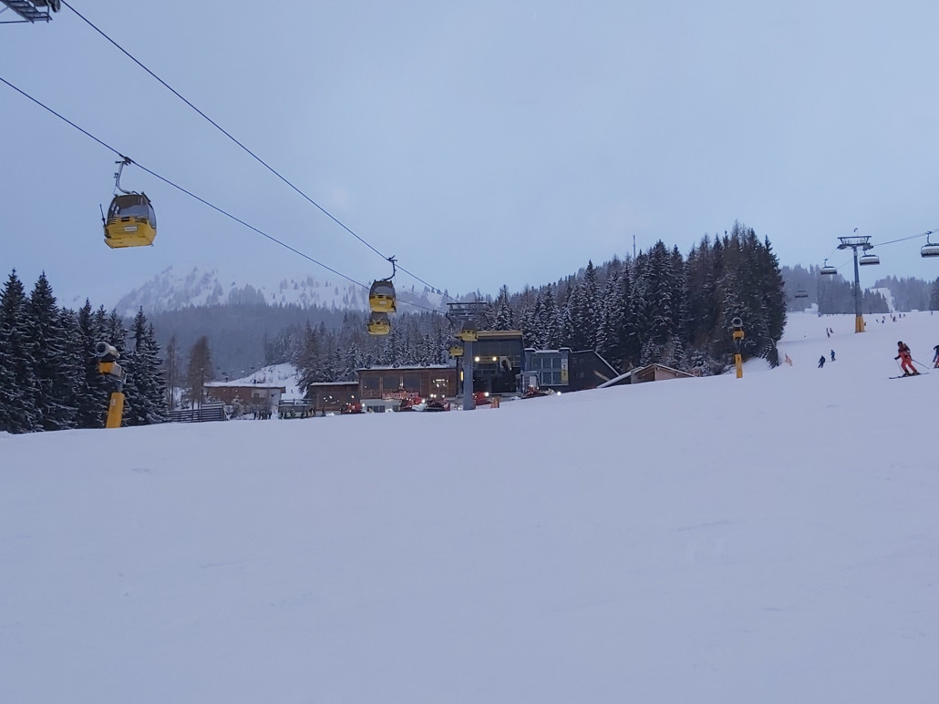 Die Bullys warten schon nach der zweiten Fahrt an der Gondel.