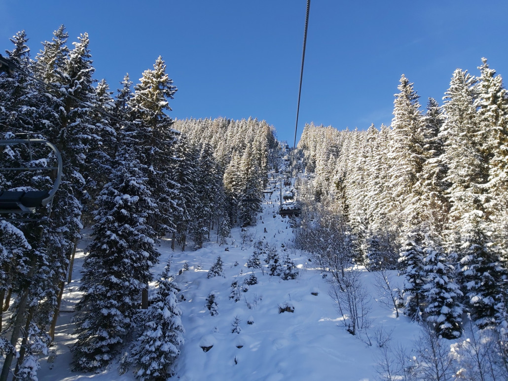 Im Krummbach kommen auch einem Skifahrer entgegen! Es gibt eine Abfahrt! Man man man ;D
