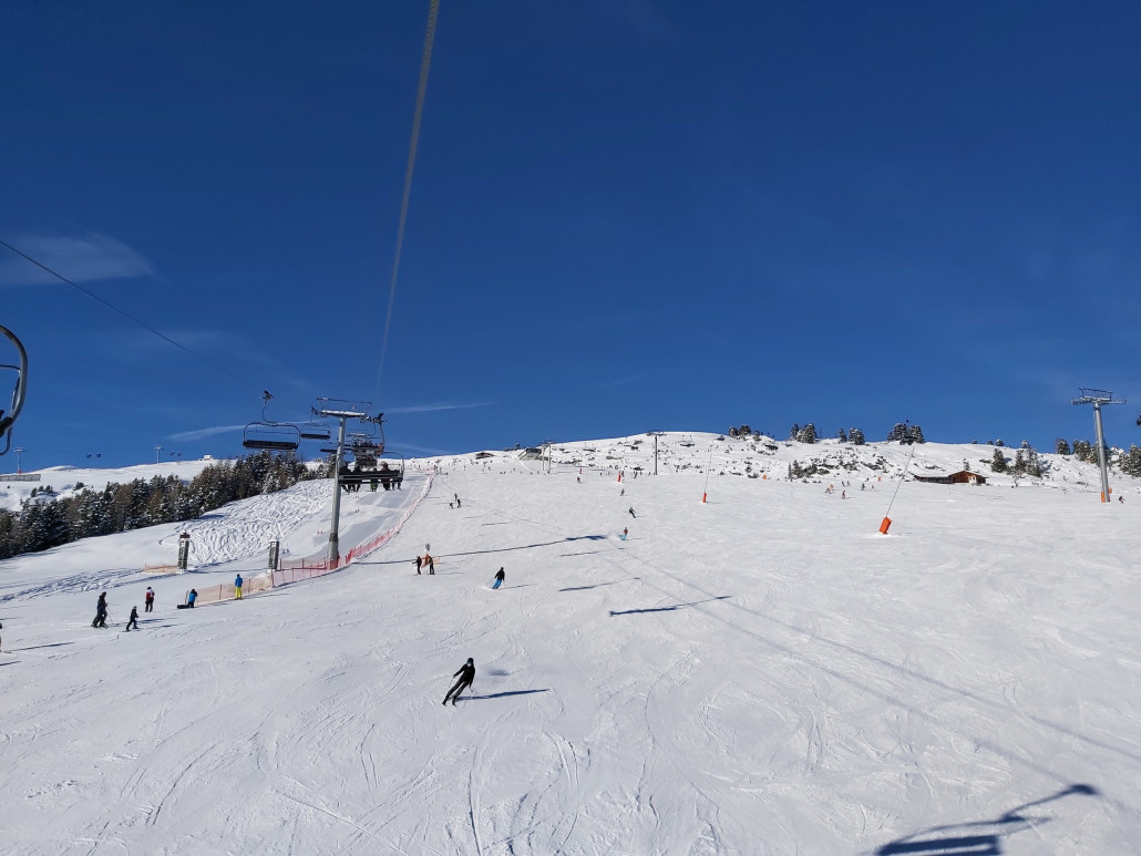 Eigentlich wollte ich hier nicht hoch, da doch eine größere Warteschlange ist. Doch die Dorfbahn bietet auch noch eine interessante Abfahrt.