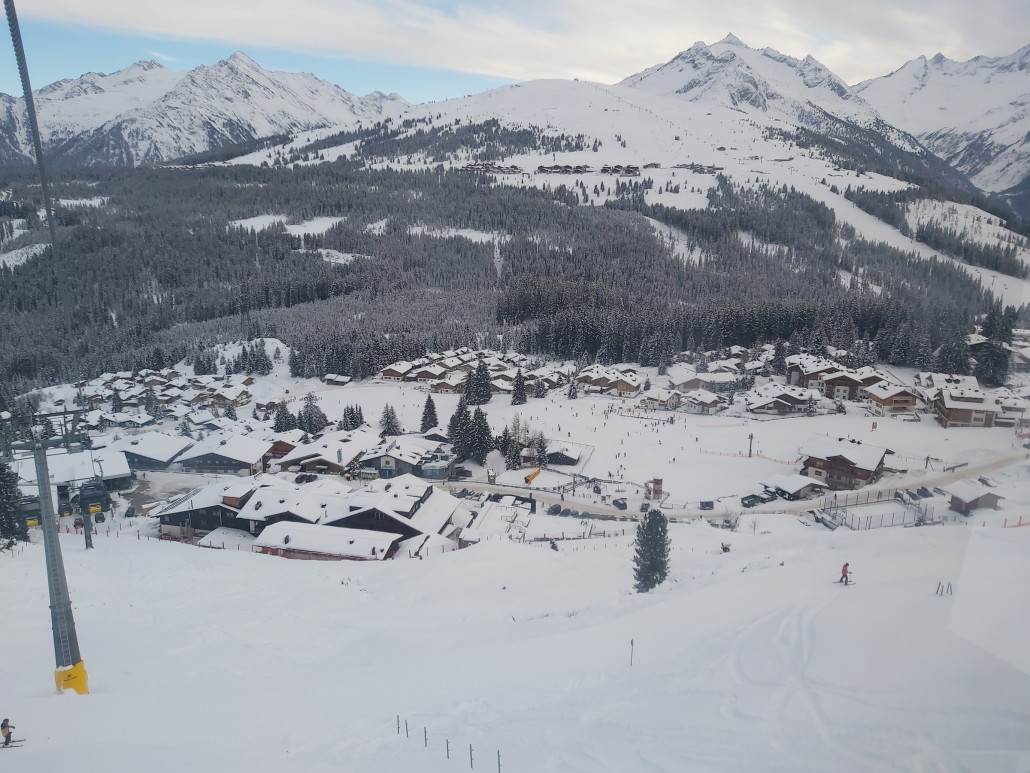 Auch wenn es nur ein Hüttendorf ist, schön gelegener Schlepper.