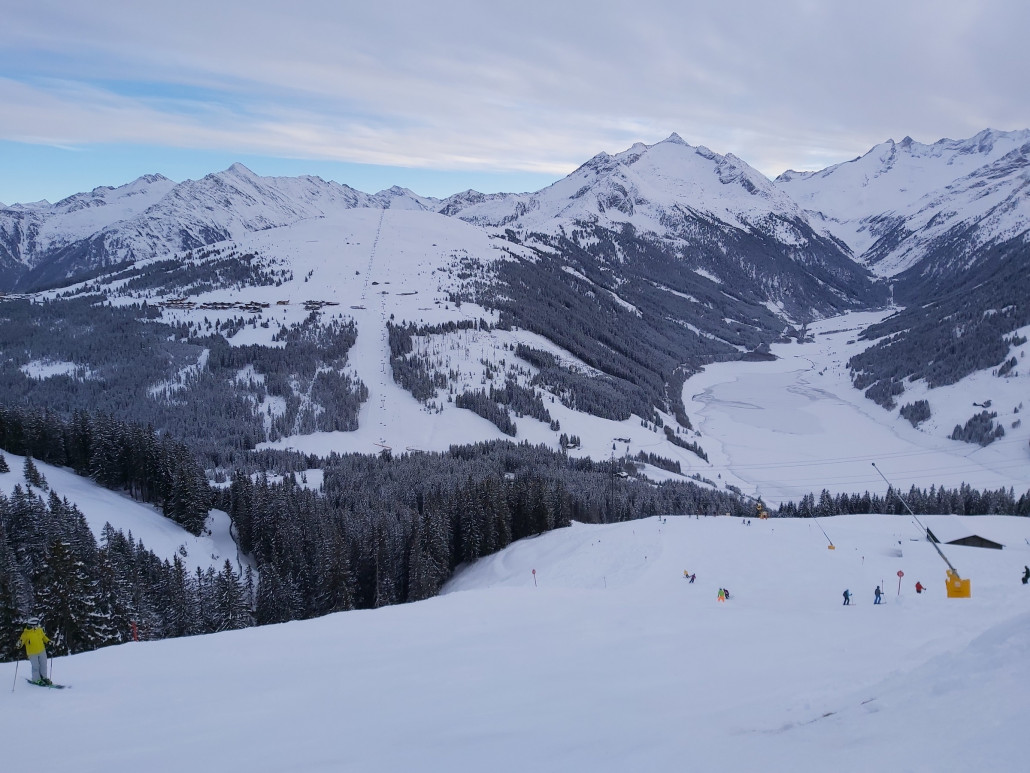 Schon sehr ausgefahrene 52c, dafür mit schönem Blick zur Sperre.
