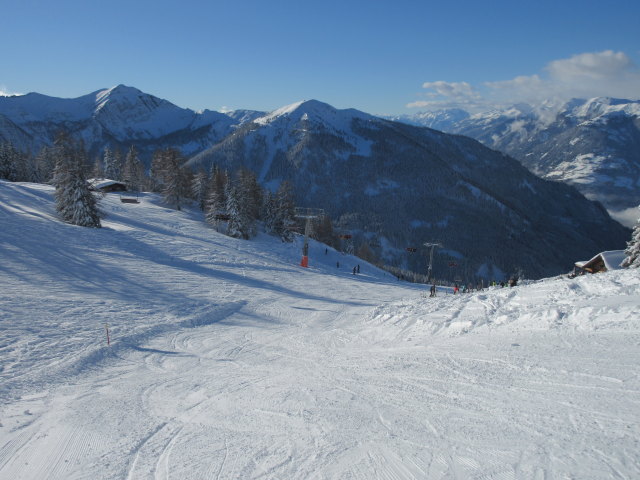 Gipfelbahnabfahrt, darüber der 6-CLD Gipfel "Skyliner", rechts die Mosthütte