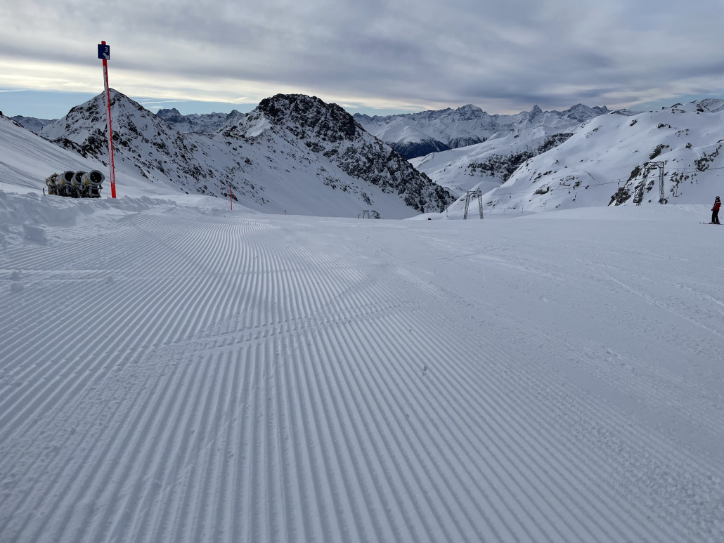 Auch um 10:30 lassen sich auf der Parsenn noch Rillen finden - hier am Hauptertäli.
