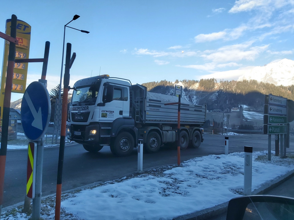 In Schladming wird etwas Schnee für das Zielstadion rangeschafft. Findet ja ein Damenslalom statt.