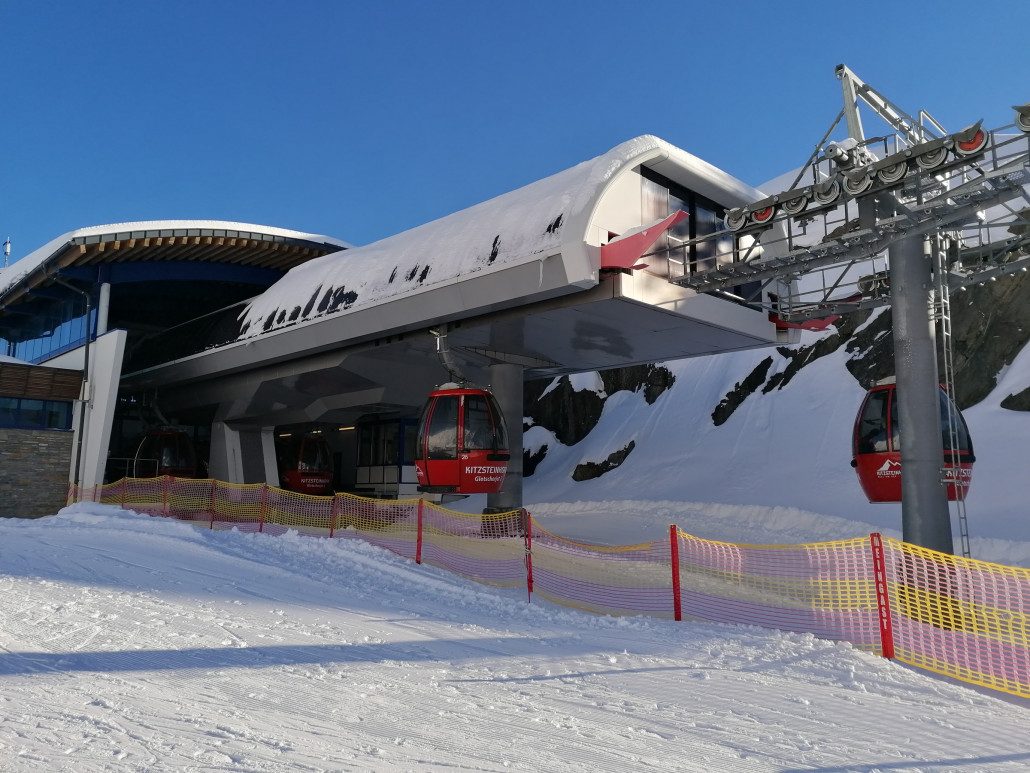 Talstation Gletscherjet 2. Schön glänzende Kabinen.