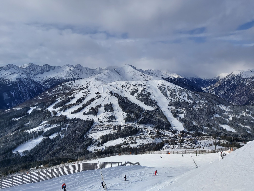 Rüber! Es zieht zu und ab zum rechten sechser.
