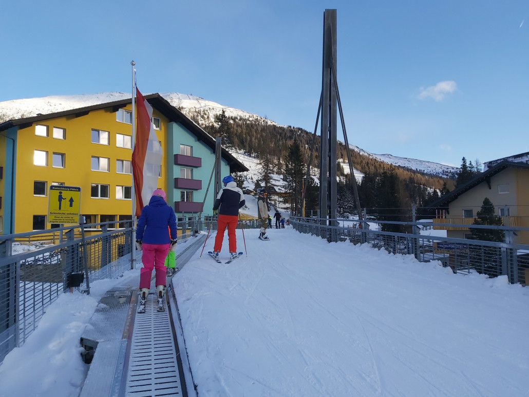 Ein Förderband mit Kurve auf einer Brücke. Diese wird zum Wechseln benötigt.