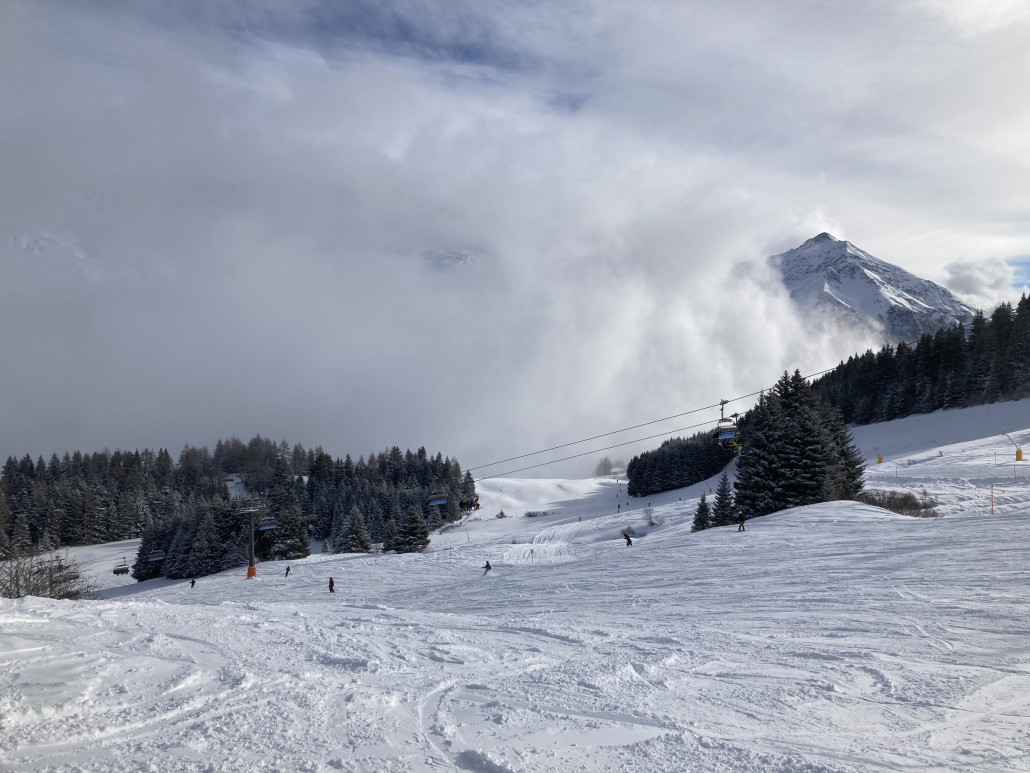 Um den Mittag herum machten die Wolken der Sonne Platz. Die Pisten waren durch den Neuschnee logischerweise zerfahren. Stellenweise spürte man den harten Untergrund sehr gut.