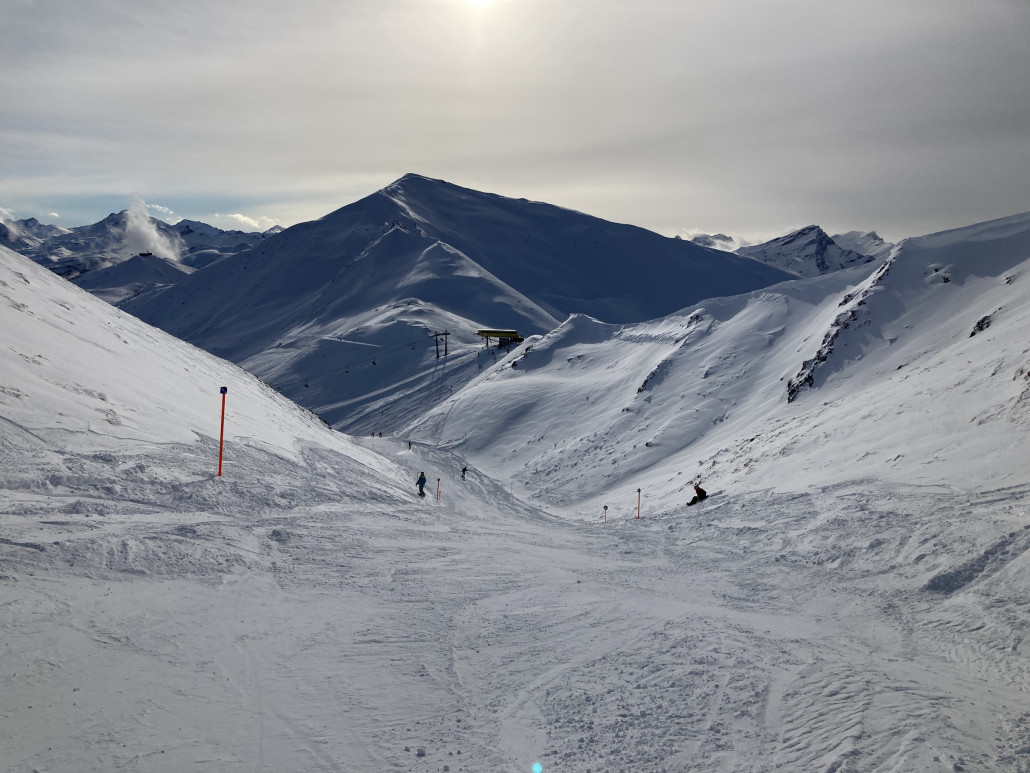 Verbindungspiste Stätzerhorn - Lavoz (60). Der grosse Andrang am Lavozlift ist auf diesem Bild bereits zu erahnen.