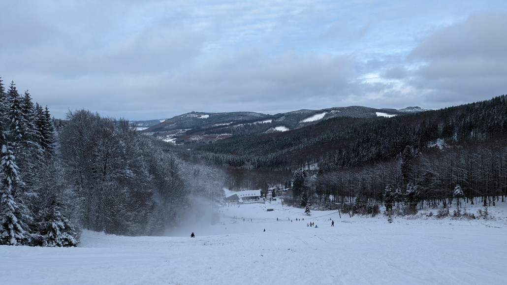 Unten wird die Schneelage dann sichtbar dünner und der Hang ist von Rodler gut besucht.