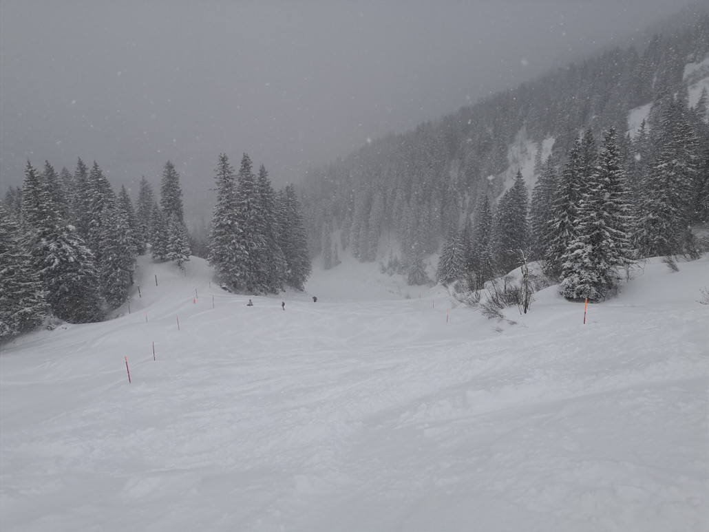 Auf einer roten Abkürzung entlang der Gondelbahn.