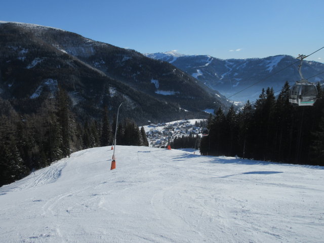 Nock IN-Abfahrt, darüber die 8-MGD Brunnach