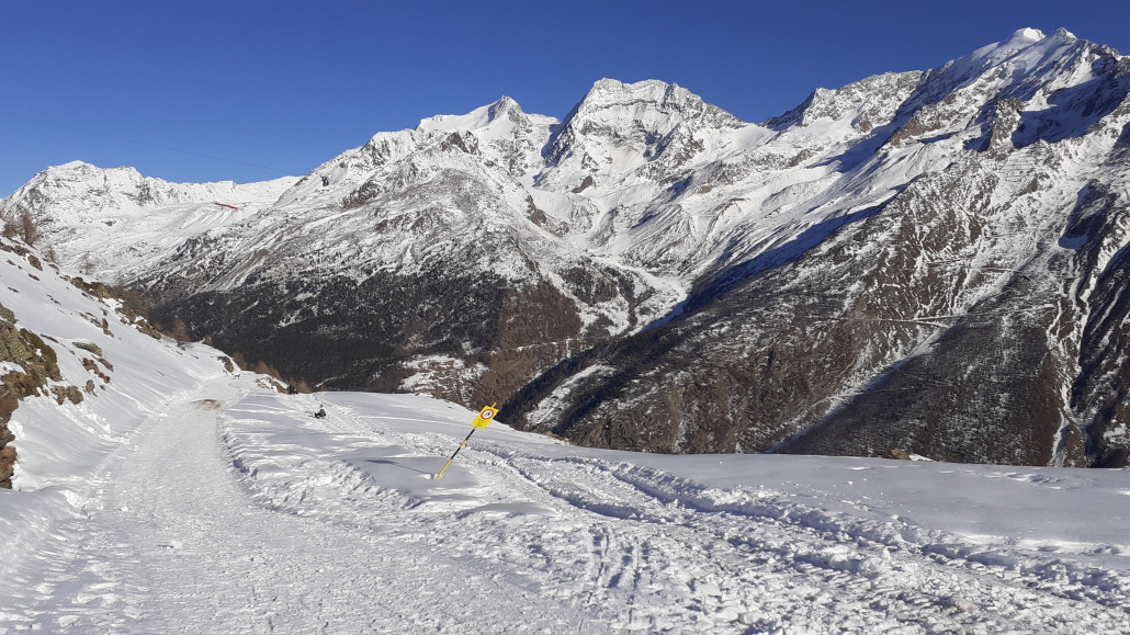 Hannig - hier begann bis 1992 die Piste "rechtsherum", jetzt Start der Schlittelbahn. Im Hintergrund Fletschhorn, Lagginhorn, Weissmies