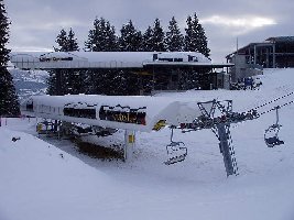 Talstation Curnius 4KSB dahinter Bergstation Larnags 12EUB und rechts Bergstation der Sesselbahn von Falera.