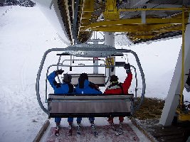 Voll Mechanik. Hier gibt es keinen Motor. Alle Förderer und Beschleuniger werden von der Umlenkscheibe über Gelenkwellen angetrieben. Notabene am Spannwagen mit verschiebbarem Getriebe auf der Königswelle.