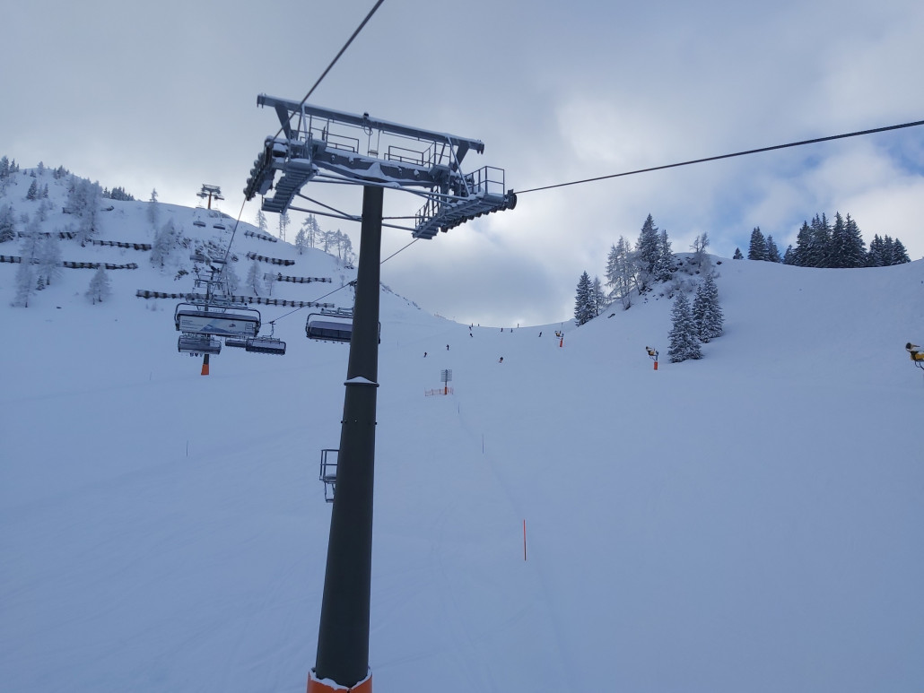 Im neuerem 2. War davor ein fixer Vierer und ging rechts der Piste hoch.