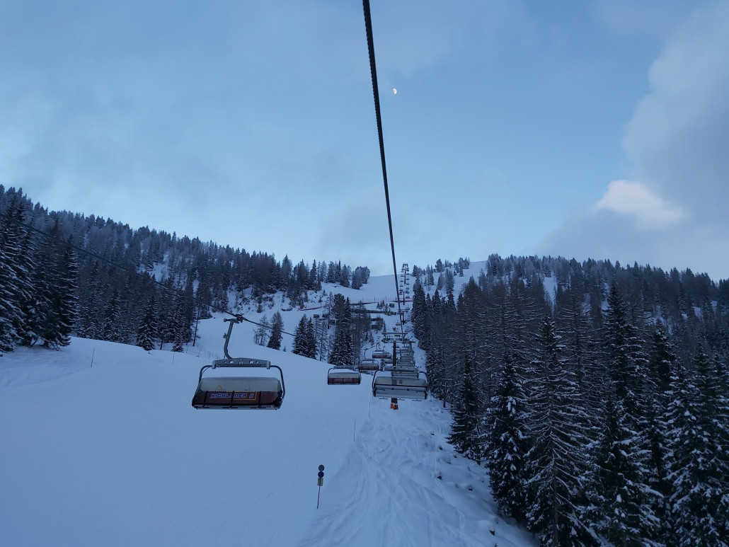 Halb vier an der Panoramabahn ist etwas zu spät. 16:06 Uhr war es am Drehkreuz. Doch es geht weiter mit den letzten Lift des Tages.