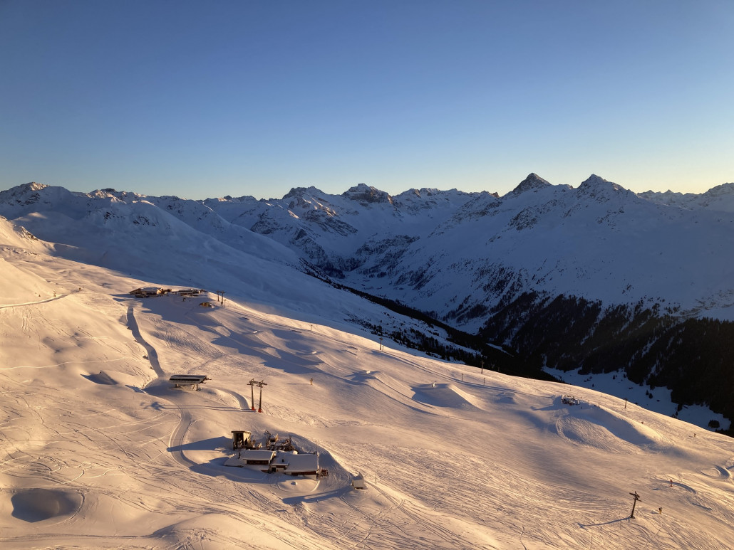 Abendstimmung auf dem Jakobshorn. Die Sessellifte sind bereits eingaragiert.