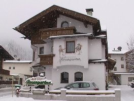 Pension Rosengarten, zweites Haus an der Hauptstraße (21.11.)